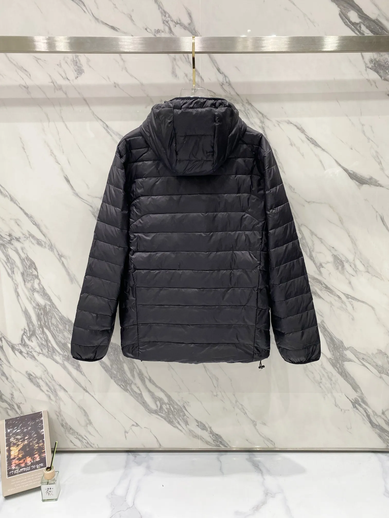 P640 Ralph Lauren/Ralph Lauren 24aw new winter product, Gorham series down jacket for sale on North American official website, classic and light down hooded down jacket - 0.15 grid nylon coating on the face for light three-proof construction, built-in 360T anti-drilling velvet coated gallbladder - corn tooth high-quality resin zipper, five large and small partition zippers all over the body, separate molding - originality restoration, original molding, full set of customized accessories, 100% detail processing - RL Ralph Lauren's classic best-selling hooded down jacket with small label. Best-selling offline in North America and out of stock all year round. Black, blue and army green three colors. Simple and versatile. Very practical. Detachable hood. Velcro to tighten cuffs. Elastic cord at hem. Free elastic adjustment. 350 grams of zoned down filling. Warm and comfortable. Warm in winter. Color: black, navy blue, army green. Size: M — XXL